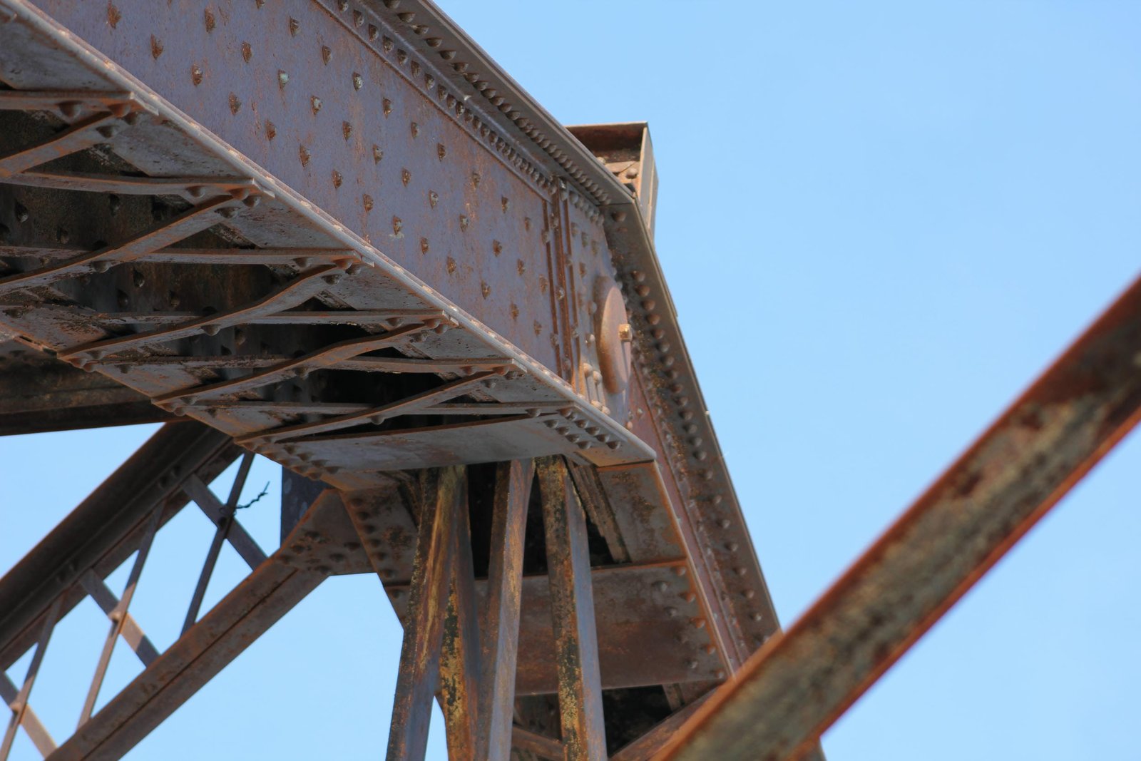 Upper angle connection